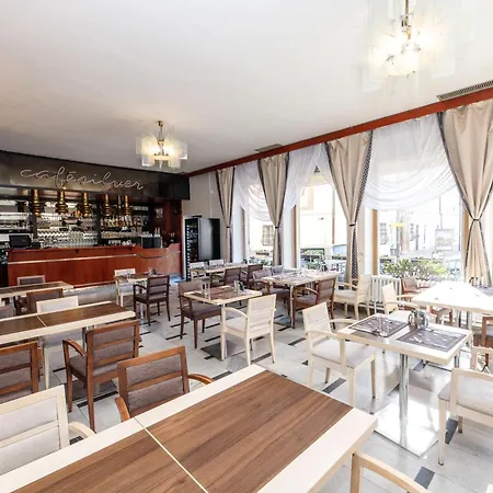 מלון Lh Medinek Old Town 3*