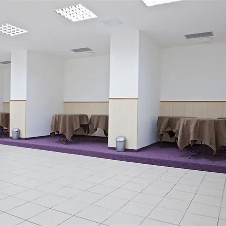 מלון Lh Medinek Old Town 3*